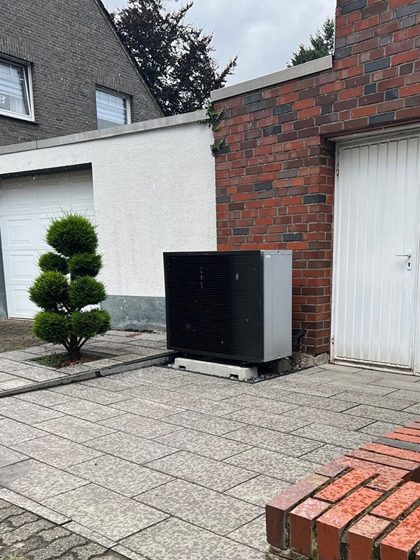 Eine Wärmepumpe die von der Götz & Klinger GmbH aus Duisburg installiert wurde